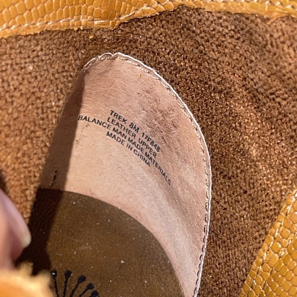 OTBT Women's Booties Size 8M Brown Leather Ankle Booties "Trek" Side Zip - Picture 11 of 11